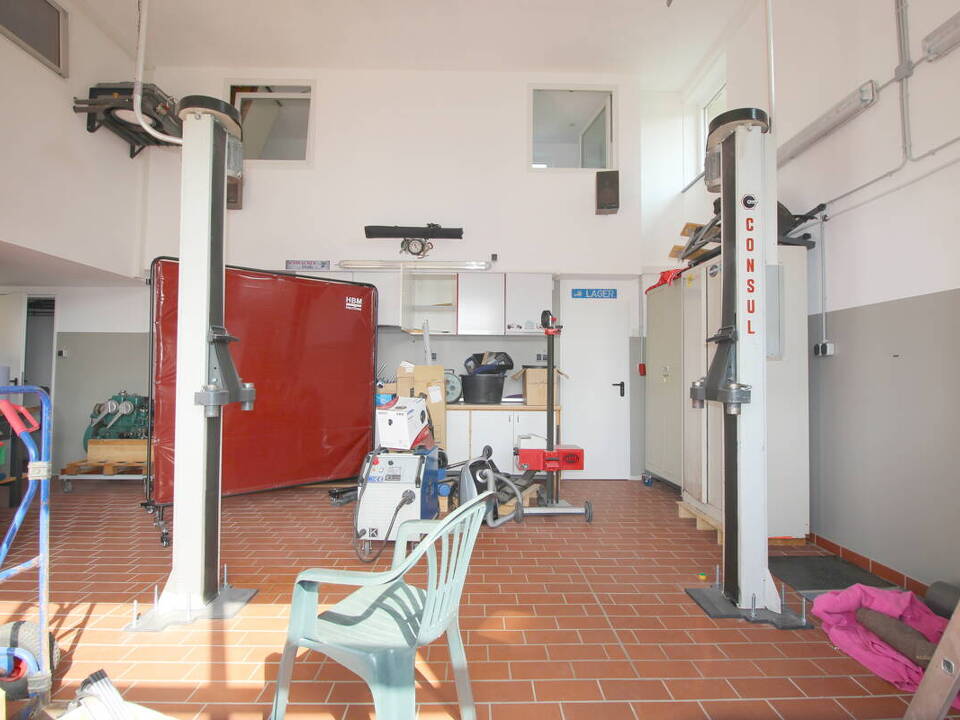 Blick auf Hebebühne und Lagerfläche im OG