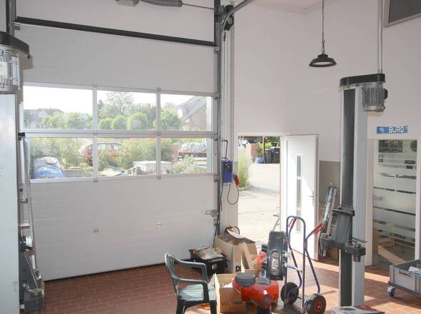 Werkstattblick auf großes Rolltor u. sep. Eingangstür