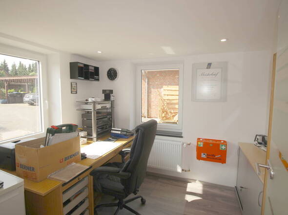 Fertig möbliertes Büro mit Schreibtisch, Schrank etc