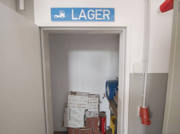 Eingang zum Lager u. Starkstromanschluss
