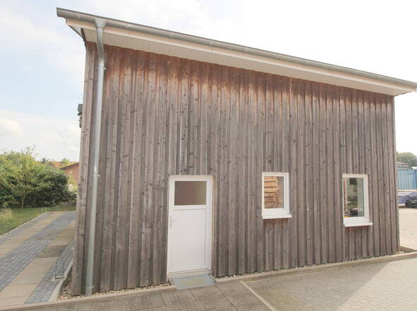 Zusätzlicher Nebeneingang zur Werkstatt