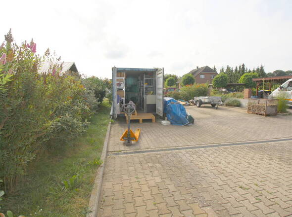 Zugehöriger Container als Depot u. Außenfläche