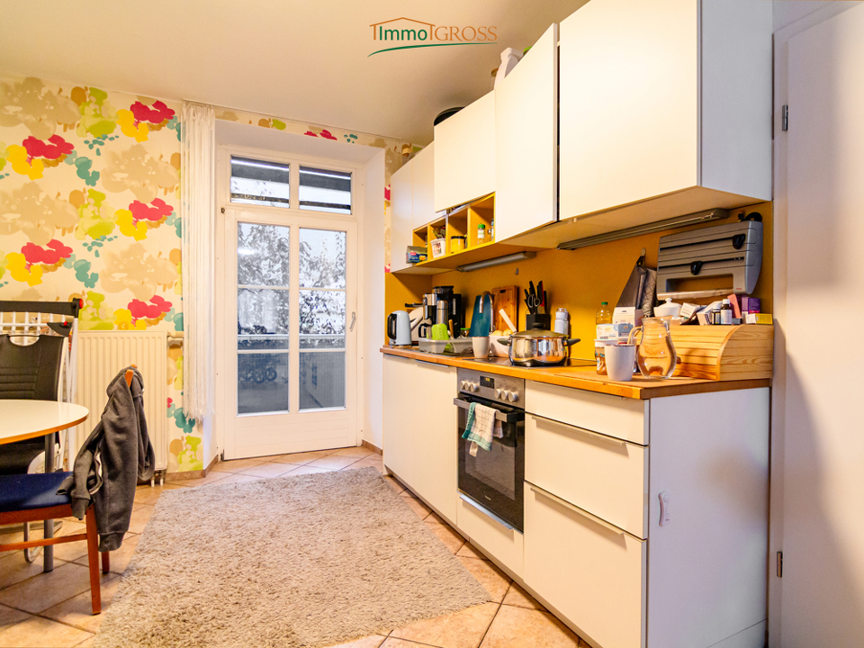 Helle Küche mit Zugang zum Balkon