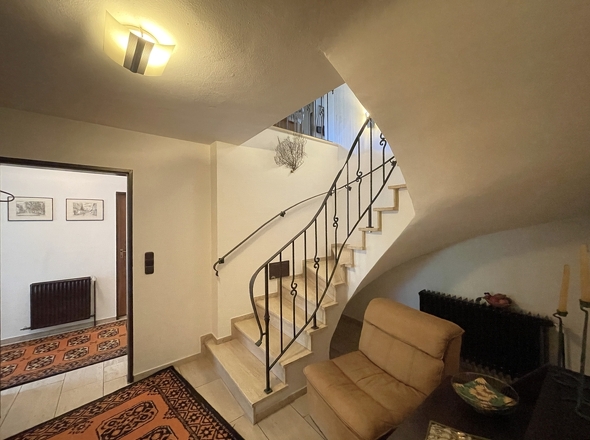 Flur mit geschwungener Treppe