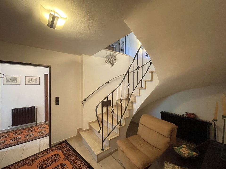 Flur mit geschwungener Treppe