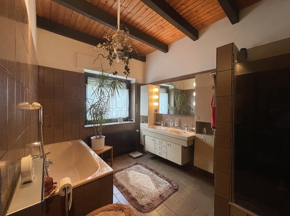 Großes Bad mit Dusche, Badewanne und Fenster