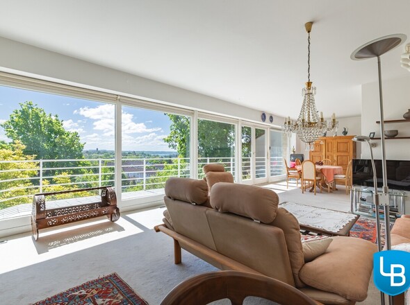 Lichtdurchflutetes Wohnzimmer mit Zugang zum Balkon