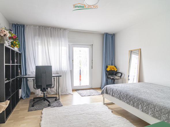 Schlafzimmer mit Zugang zum Balkon