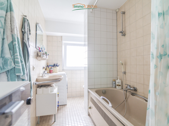 Helles Bad mit Dusche und Wanne