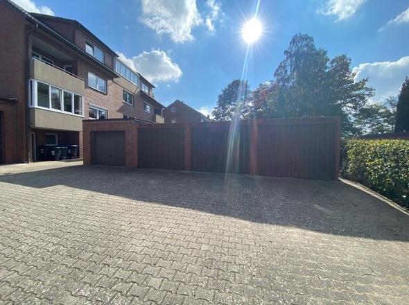 Blick auf 5 v. insg. 7 Garagen, 2 Stellplätze u. MFH