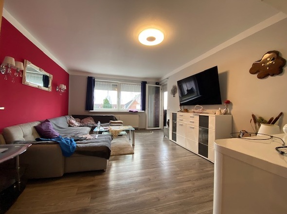 Wohnzimmer mit Terrassentür zum Balkon