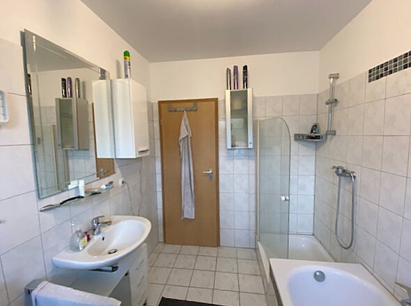 Vollbad mit Blick zur Tür