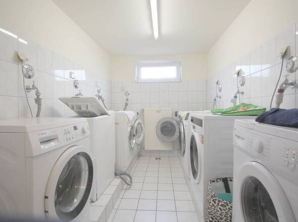 Gemeinschaftlicher Waschraum mit 8 WM