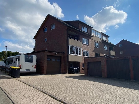 Blick auf Garagen u. Caravan-Stellplatz