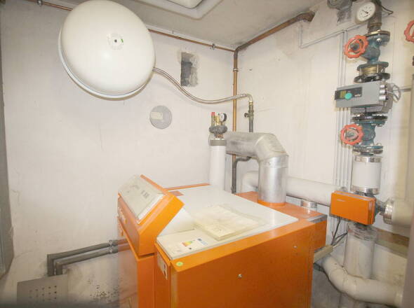 Kontinuierlich gewartete Gas-Zentralheizung mit Anschlüssen