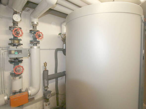 Großes 1.000 Liter fassender Warmwassertank für 9 Mietparteien