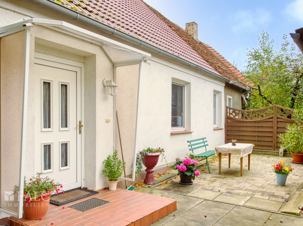 Hauseingang mit Sitzecke