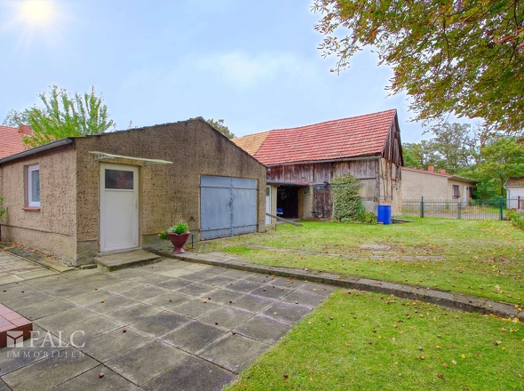 Blick auf Garage und Scheune