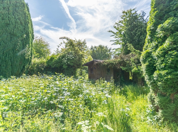 Blick auf die Gartenhütte