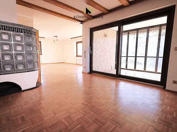 ...und hinein in den Lebensmittelpunkt mit Essplatz am Kachelofen