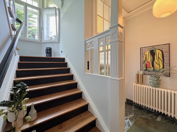 Entree mit massiver Eichenholztreppe