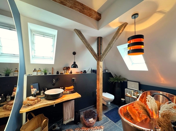 Bad im Dachgeschoss mit freistehender Kupferbadewanne