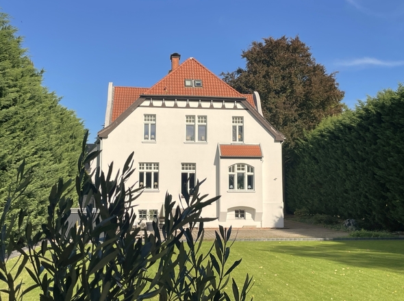 Blick vom Ufer auf Haus und Garten