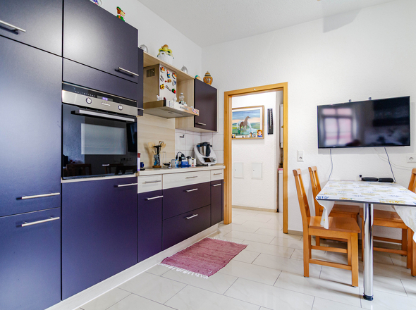 Große, modern ausgestattete Küche