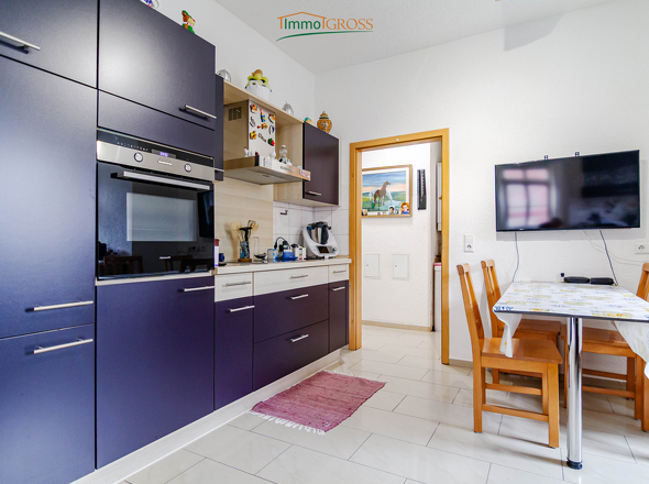 Große, modern ausgestattete Küche