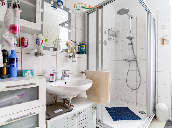 Helles Badezimmer mit Dusche