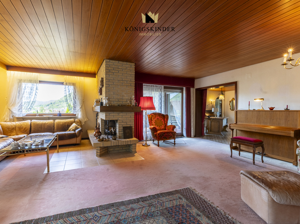 Wohnzimmer mit Blick zur Kaminecke