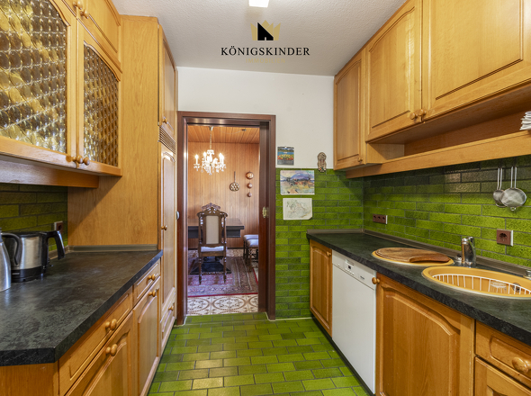 Küche mit Blick zum Essbereich