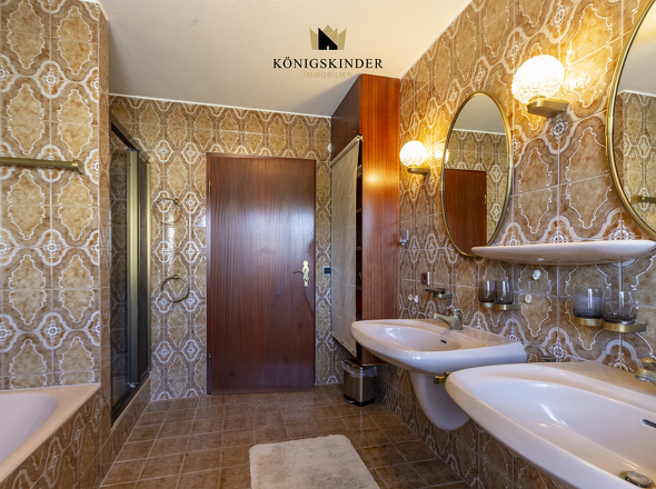 Badezimmer zum kleinen Gang