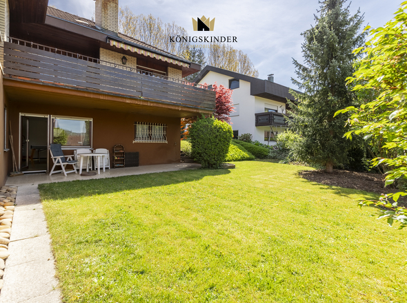 Garten mit Blick zum Eingang