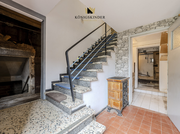 Zentrale Diele mit Zugang zu Stall und Waschküche. 