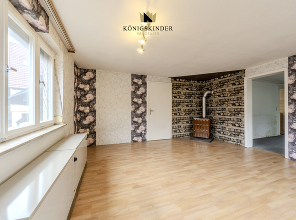Wohnbereich mit Renovierungspotenzial.