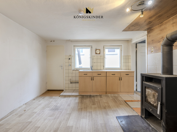 Küchenbereich mit traditionellem Holzofen. 