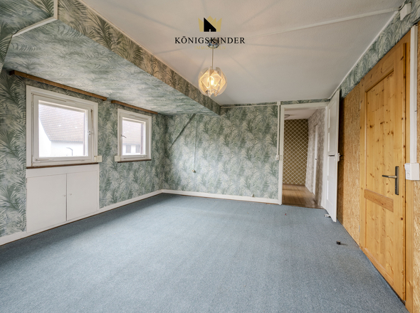 Dachgeschosszimmer mit Charakter durch schräge Wände.