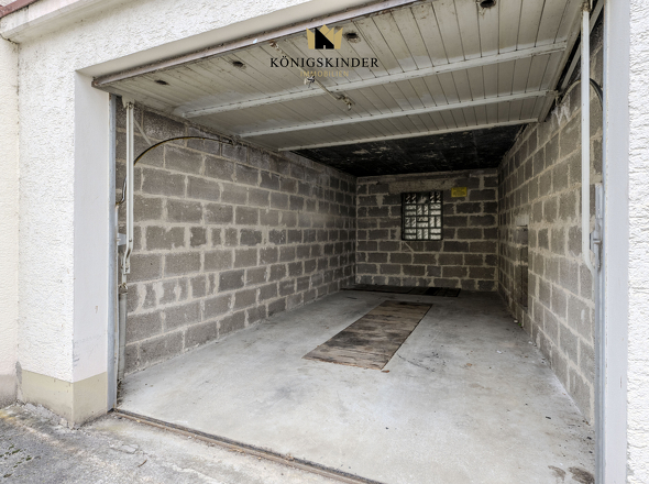 Außenbereich mit Garage und Werkstattgrube