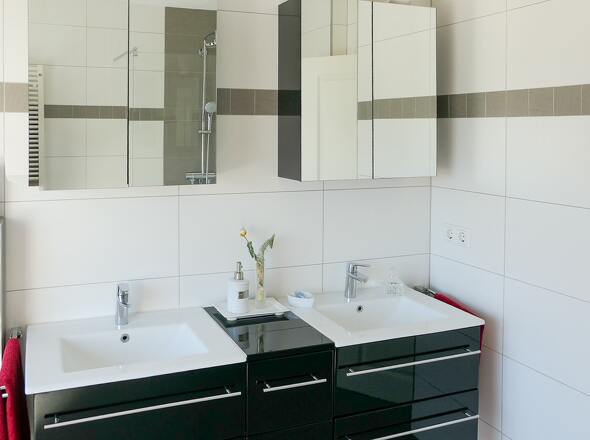 modernes Bad mit 2 Waschtischen