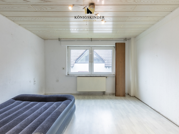 Schlafzimmer mit viel Tageslicht