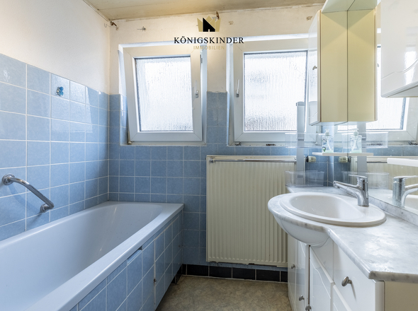 Helles Badezimmer mit Badewanne