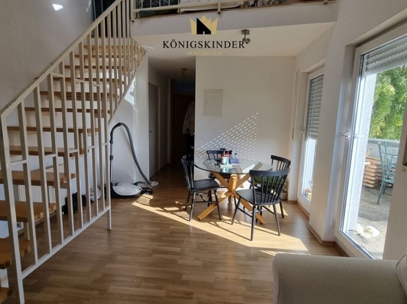 Blick zum Essplatz und Treppe zur Empore