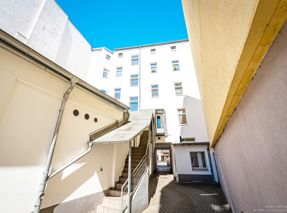 Wohnungseingang und Durchfahrt 