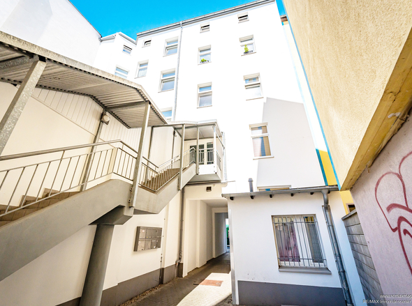 Wohnungseingang und Durchfahrt 