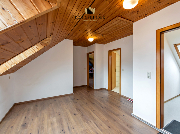 Oben geht's weiter - die geräumige Diele führt...