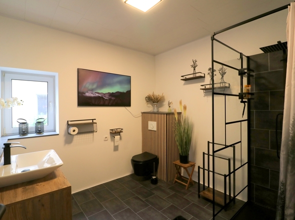 Bad mit Dusche im Erdgeschoss