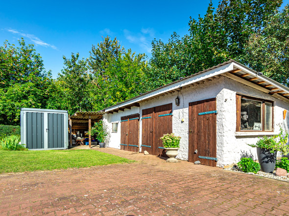 Werkstattgebäude und Lagercontainer