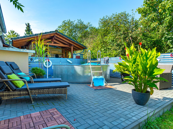 Gepflasterte Poolanlage mit Liegeplätzen