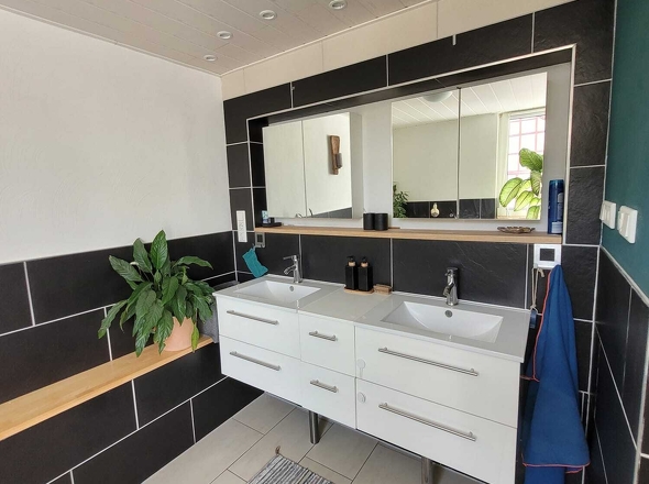 Bad mit zwei Waschbecken